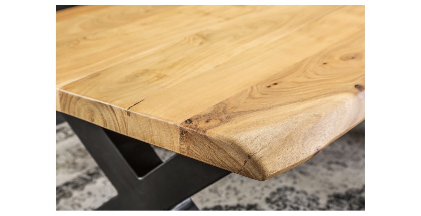 Zoom sur le coin du plateau de la table basse ARKAYA en acacia 110cm avec pieds en forme de X noirs