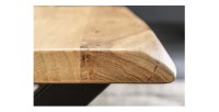 Zoom sur la tranche du plateau de la table basse ARKAYA en acacia 110cm avec pieds en forme de X noirs