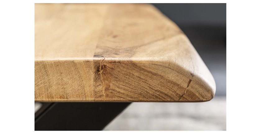 Zoom sur la tranche du plateau de la table basse ARKAYA en acacia 110cm avec pieds en forme de X noirs