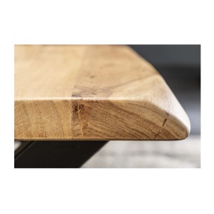 Zoom sur la tranche du plateau de la table basse ARKAYA en acacia 110cm avec pieds en forme de X noirs