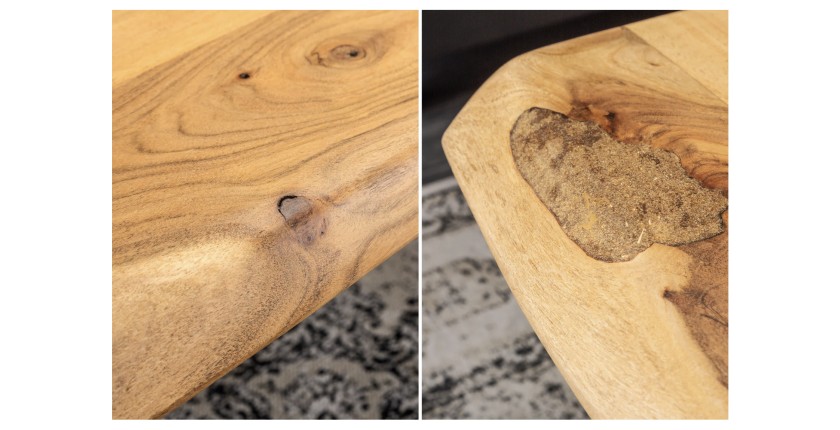 Zoom sur les détails de la table basse ARKAYA en acacia 110cm avec pieds en forme de X noirs