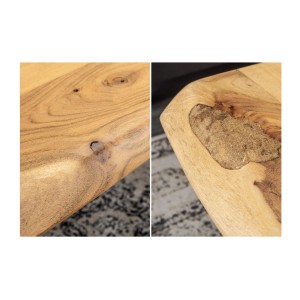 Zoom sur les détails de la table basse ARKAYA en acacia 110cm avec pieds en forme de X noirs
