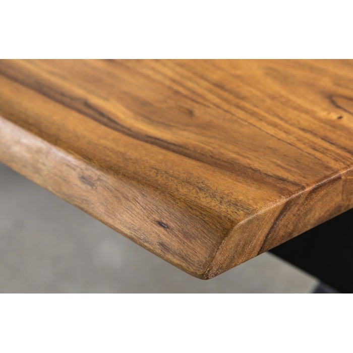 Zoom sur la tranche du plateau de la table basse ARKAYA 120cm avec pieds en X