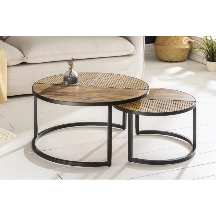Tavolini bassi nidificati KANEVIA rotondi in legno di mango massiccio, rattan e metallo nero