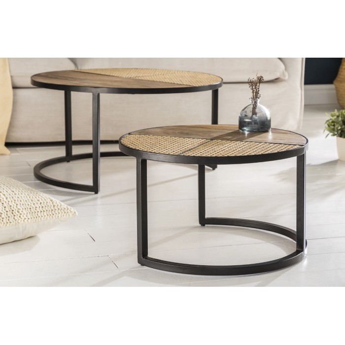 Tavolini bassi nidificati KANEVIA rotondi in legno di mango massiccio, rattan e metallo nero