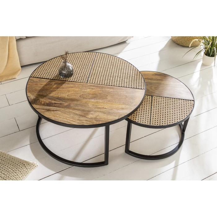 Tavolini bassi nidificati KANEVIA rotondi in legno di mango massiccio, rattan e metallo nero