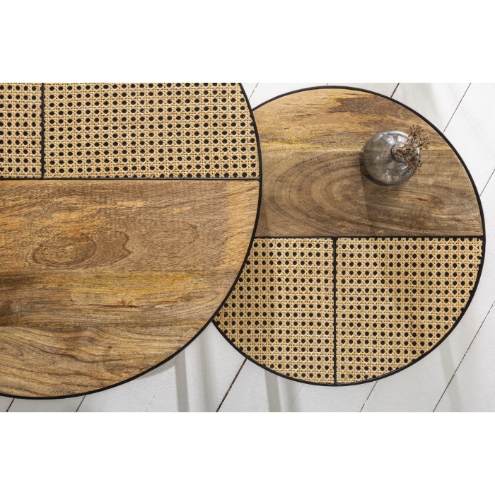 Tavolini bassi nidificati KANEVIA rotondi in legno di mango massiccio, rattan e metallo nero