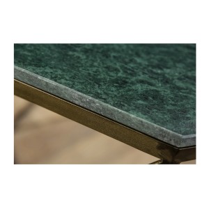 Zoom sur la tranche du plateau de la table basse NEXORA 70cm avec plateau en marbre vert