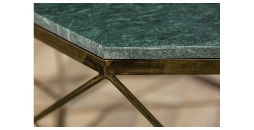 Zoom sur l'un des coins du plateau de la table basse NEXORA 70cm avec plateau en marbre vert