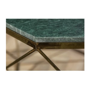 Zoom sur l'un des coins du plateau de la table basse NEXORA 70cm avec plateau en marbre vert