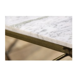 Zoom sur la tranche du plateau de la table basse NEXORA 70cm avec plateau en marbre blanc