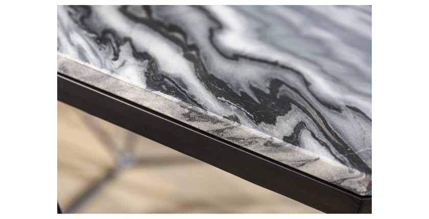 Zoom sur la tranche du plateau de la table basse NEXORA 70cm avec plateau en marbre gris