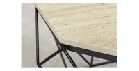 Zoom sur la tranche du plateau de la table basse NEXORA 70cm en travertin et métal noir