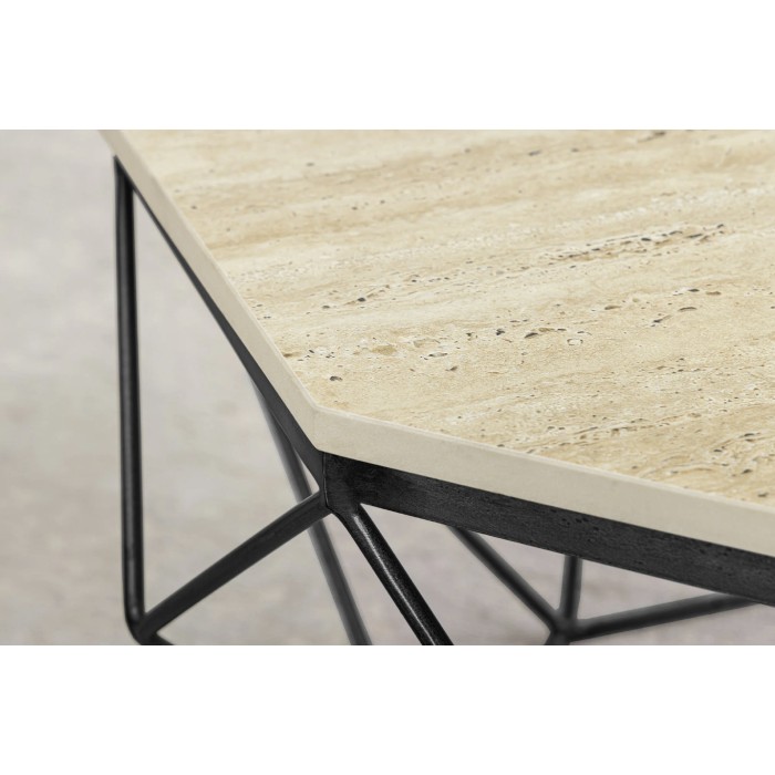 Zoom sur la tranche du plateau de la table basse NEXORA 70cm en travertin et métal noir