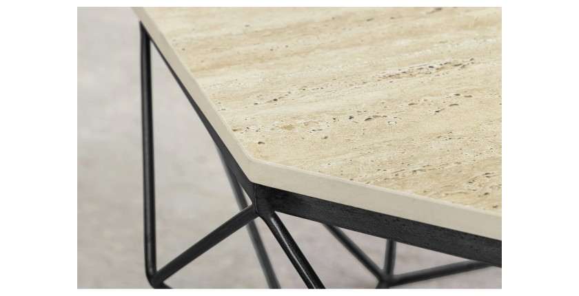 Zoom sur la tranche du plateau de la table basse NEXORA 70cm en travertin et métal noir