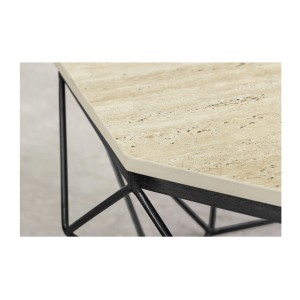 Zoom sur la tranche du plateau de la table basse NEXORA 70cm en travertin et métal noir