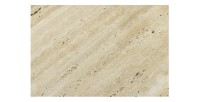 Zoom sur la texture du plateau de la table basse NEXORA 70cm en travertin et métal noir