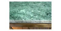 Zoom sur la tranche du plateau de la table basse NEXORA 50cm avec plateau en marbre vert