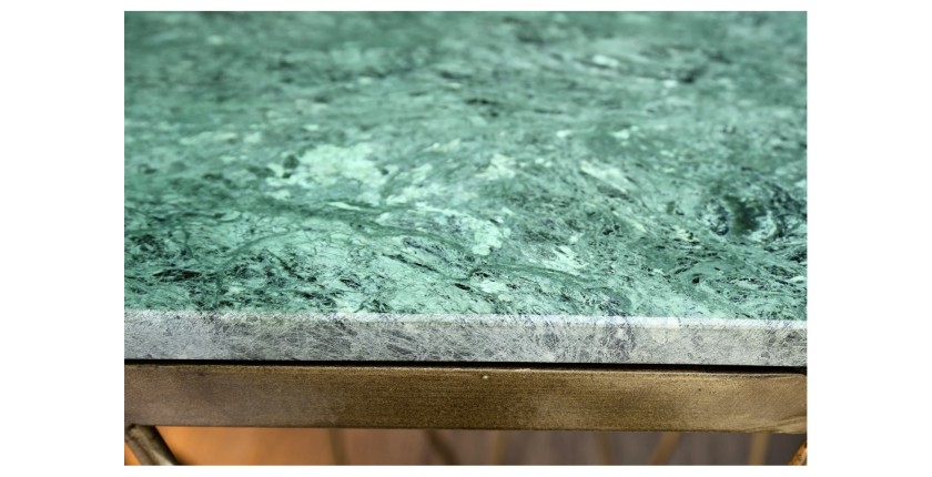 Zoom sur la tranche du plateau de la table basse NEXORA 50cm avec plateau en marbre vert