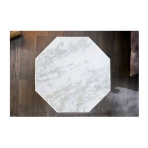 Zoom sur le plateau de la table basse NEXORA 50cm avec plateau en marbre blanc