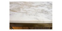 Zoom sur la tranche du plateau de la table basse NEXORA 50cm avec plateau en marbre blanc