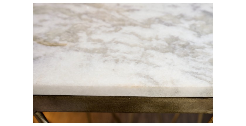 Zoom sur la tranche du plateau de la table basse NEXORA 50cm avec plateau en marbre blanc