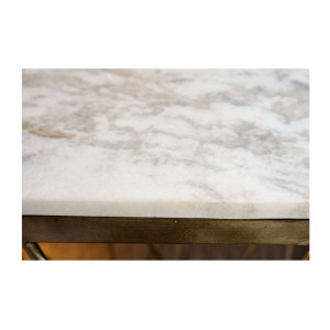 Zoom sur la tranche du plateau de la table basse NEXORA 50cm avec plateau en marbre blanc