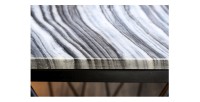 Zoom sur la tranche du plateau de la table basse NEXORA 50cm avec plateau en marbre gris