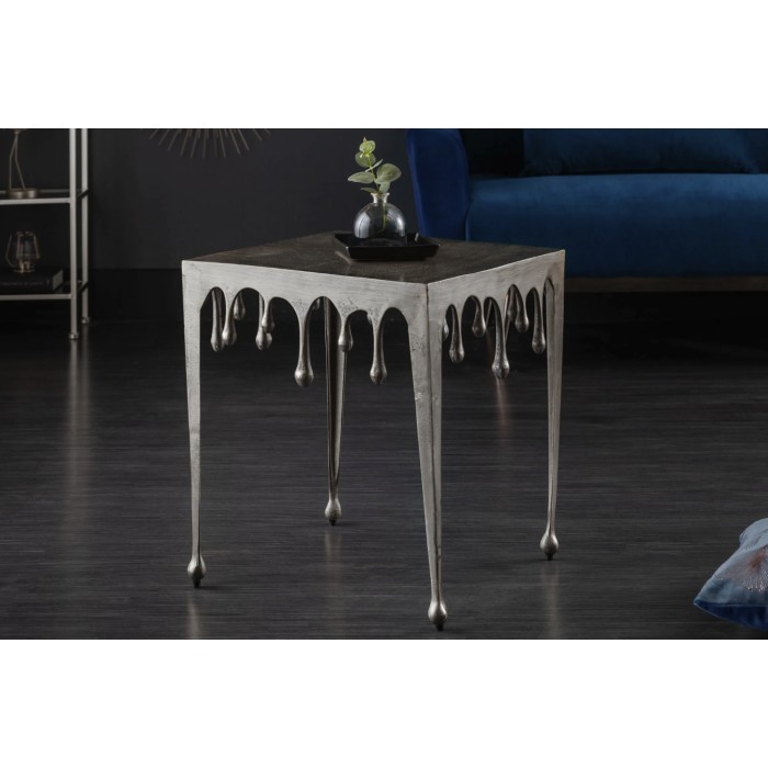 Beistelltisch LAGUNA 46 cm in Silber mit geschmolzenem Metalleffekt im zeitgenössischen Design