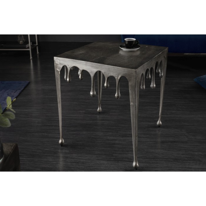 Beistelltisch LAGUNA 46 cm in Silber mit geschmolzenem Metalleffekt im zeitgenössischen Design