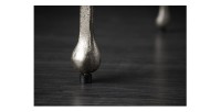 Zoom sur l'un des pieds de la table basse LAGUNA 46cm argentée