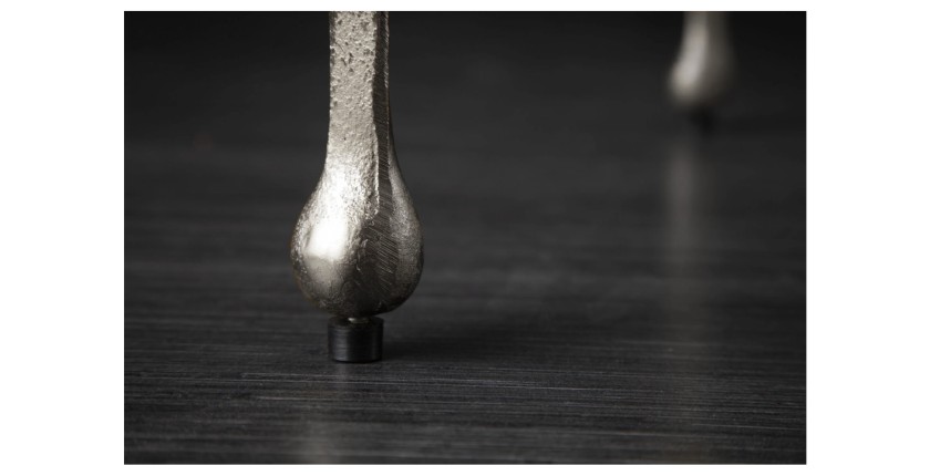 Zoom sur l'un des pieds de la table basse LAGUNA 46cm argentée