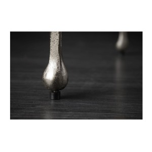 Zoom sur l'un des pieds de la table basse LAGUNA 46cm argentée