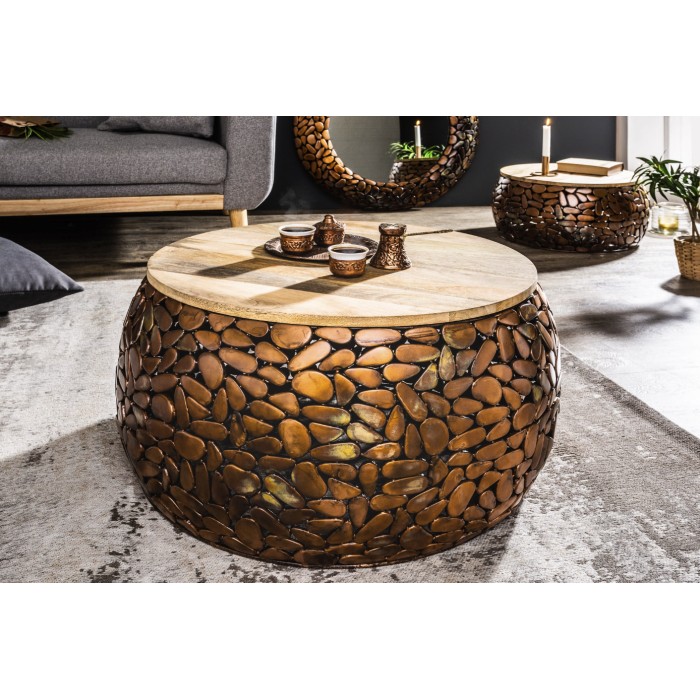 Zoom sur l'une des tables basses GALEA avec motifs mosaïc coloris bronze