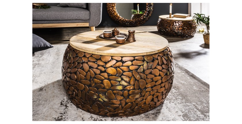 Zoom sur l'une des tables basses GALEA avec motifs mosaïc coloris bronze