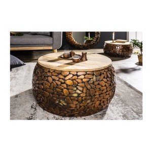Zoom sur l'une des tables basses GALEA avec motifs mosaïc coloris bronze