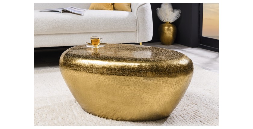 Mesa baja GALEA dorada en aluminio martillado – Diseño orgánico contemporáneo