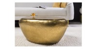 Mesa baja GALEA dorada en aluminio martillado – Diseño orgánico contemporáneo