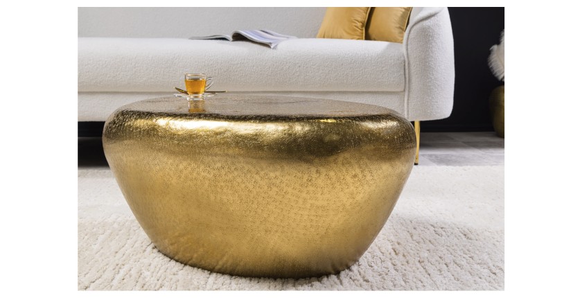 Mesa baja GALEA dorada en aluminio martillado – Diseño orgánico contemporáneo