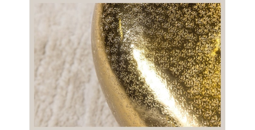 Mesa baja GALEA dorada en aluminio martillado – Diseño orgánico contemporáneo