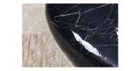 Zoom sur l'arrondie de la table basse GALEA noire effet marbre