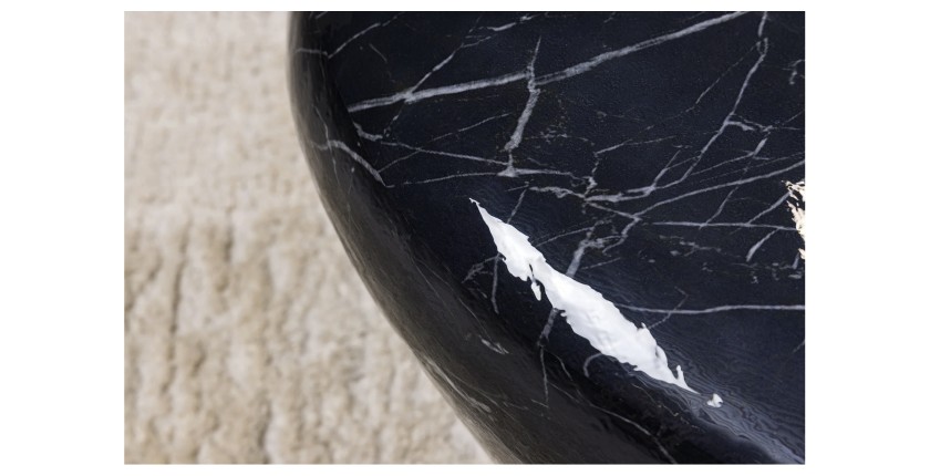 Zoom sur l'arrondie de la table basse GALEA noire effet marbre