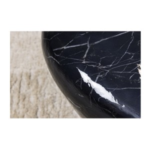 Zoom sur l'arrondie de la table basse GALEA noire effet marbre