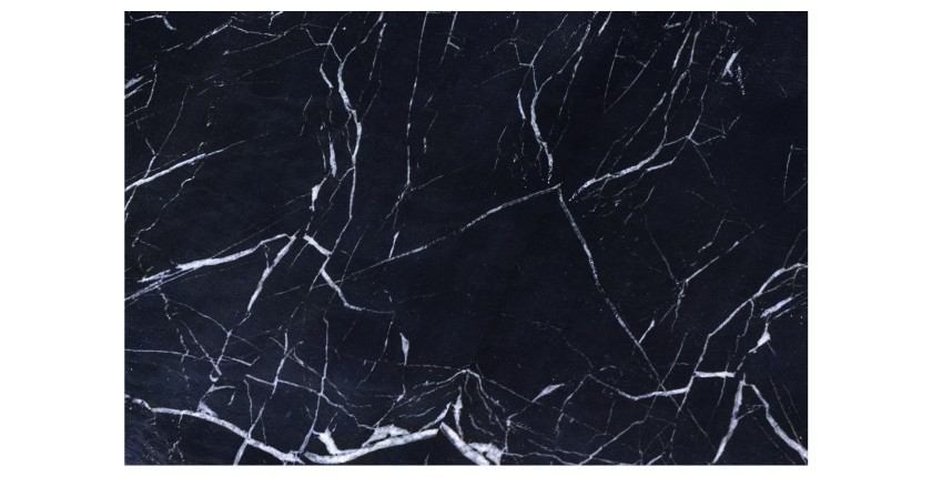 Zoom sur le plateau de la table basse GALEA noire effet marbre