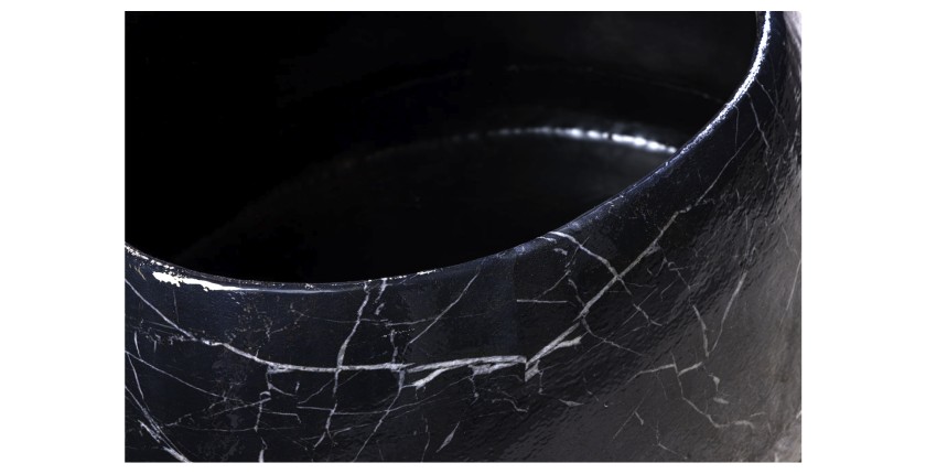 Zoom sur le dessous de la table basse GALEA noire effet marbre