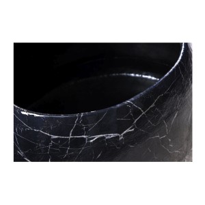 Zoom sur le dessous de la table basse GALEA noire effet marbre