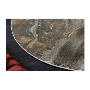 Zoom sur le plateau de la table basse PETRANO 90cm effet pierre taupe