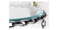 Zoom sur la jonction entre la structure et le plateau de la table basse FORGIA