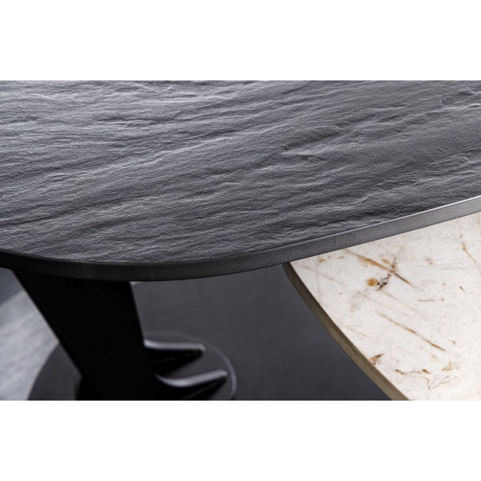 Zoom sur le plateau noir de la table basse ORBIS avec plateau texturé et aspect marbre