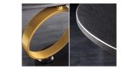 Zoom sur les détails de la table basse SOLYNE avec plateaux noir et marbre, anneaux dorés